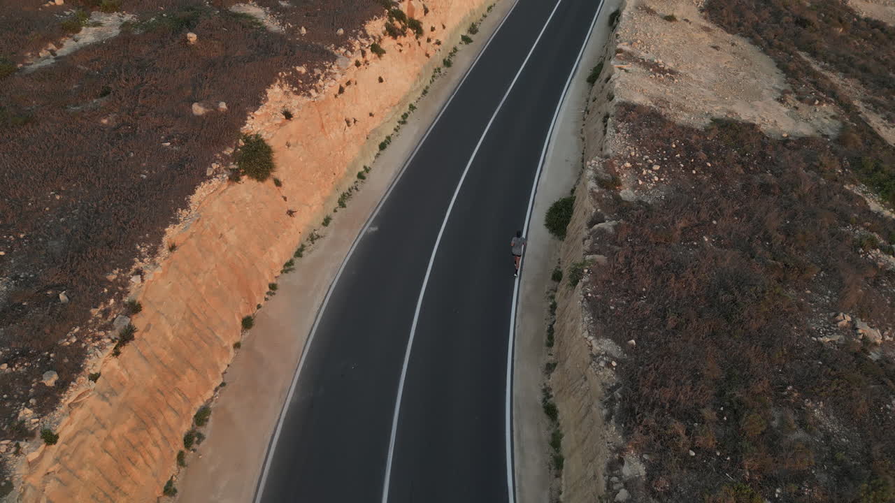 Vista aerea dall'alto di un uomo che corre, uomo che fa jogging