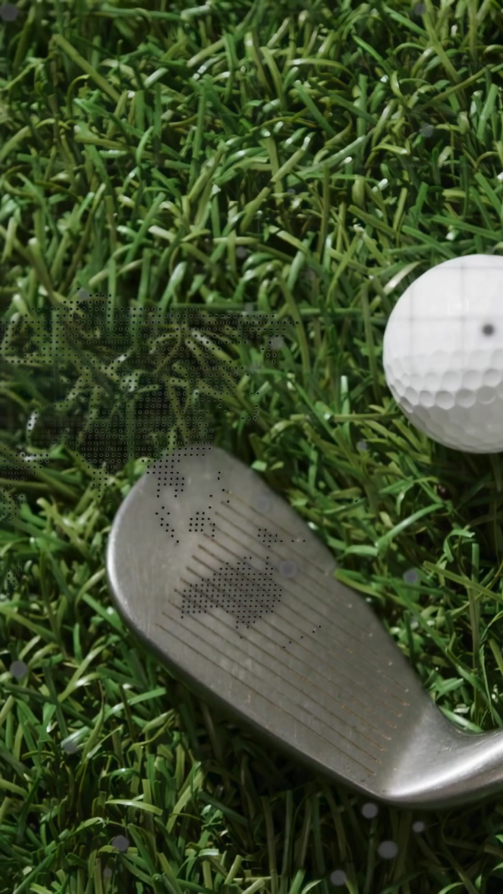 Video verticale: Messa a fuoco che sposta la testa della mazza da golf in vista, mostrando scanalature e tappeto erboso, palla che rimane ferma.