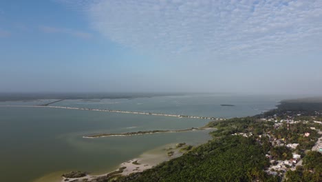 Strandstadt-El-Cuyo,-Mexiko,-Mit-Ausgedehnter-Küste-Und-Malerischen-Wolken,-Luftaufnahme