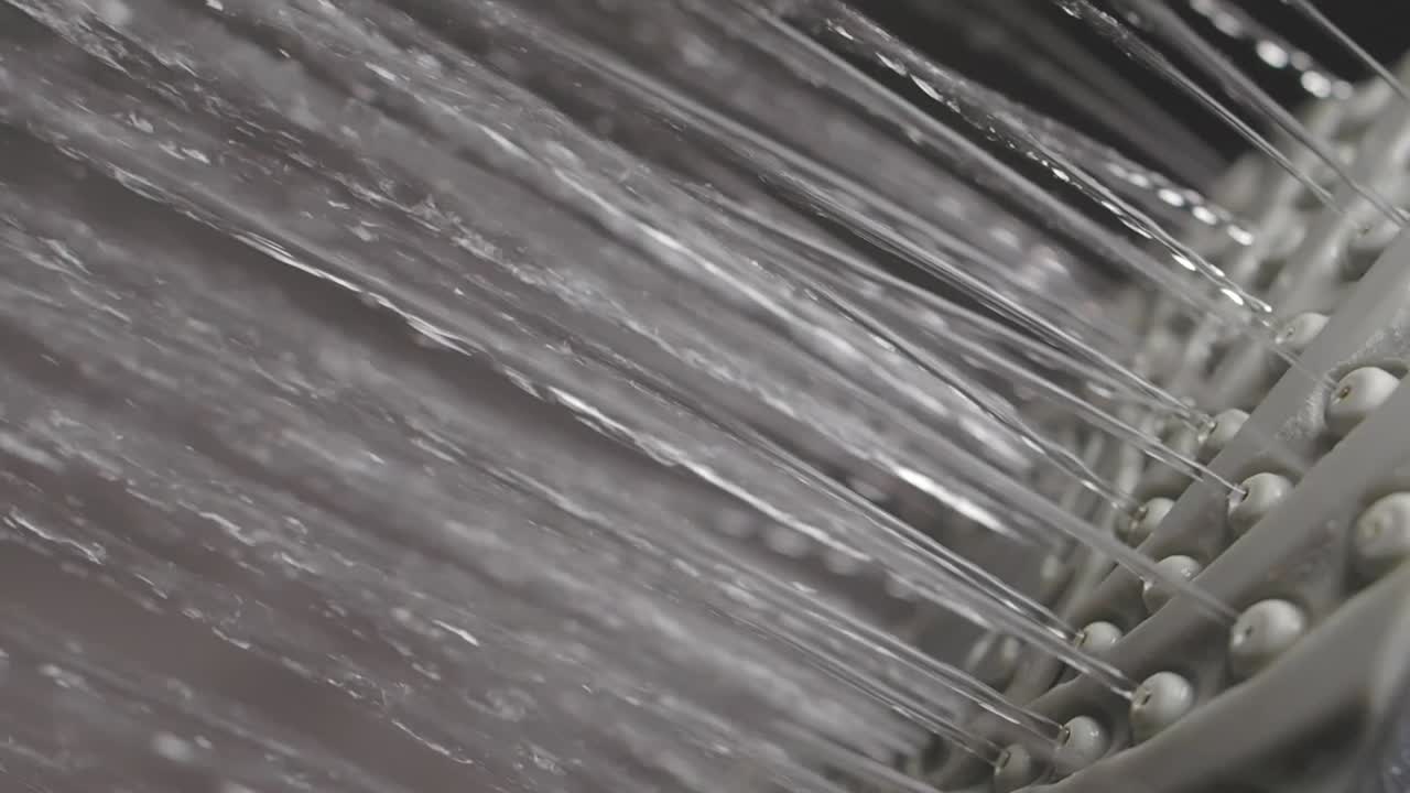 샤워 헤드 에서 흐르는 물