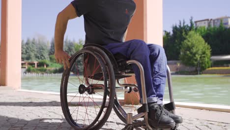 en cámara lenta, un hombre físicamente discapacitado usa una silla de ruedas.