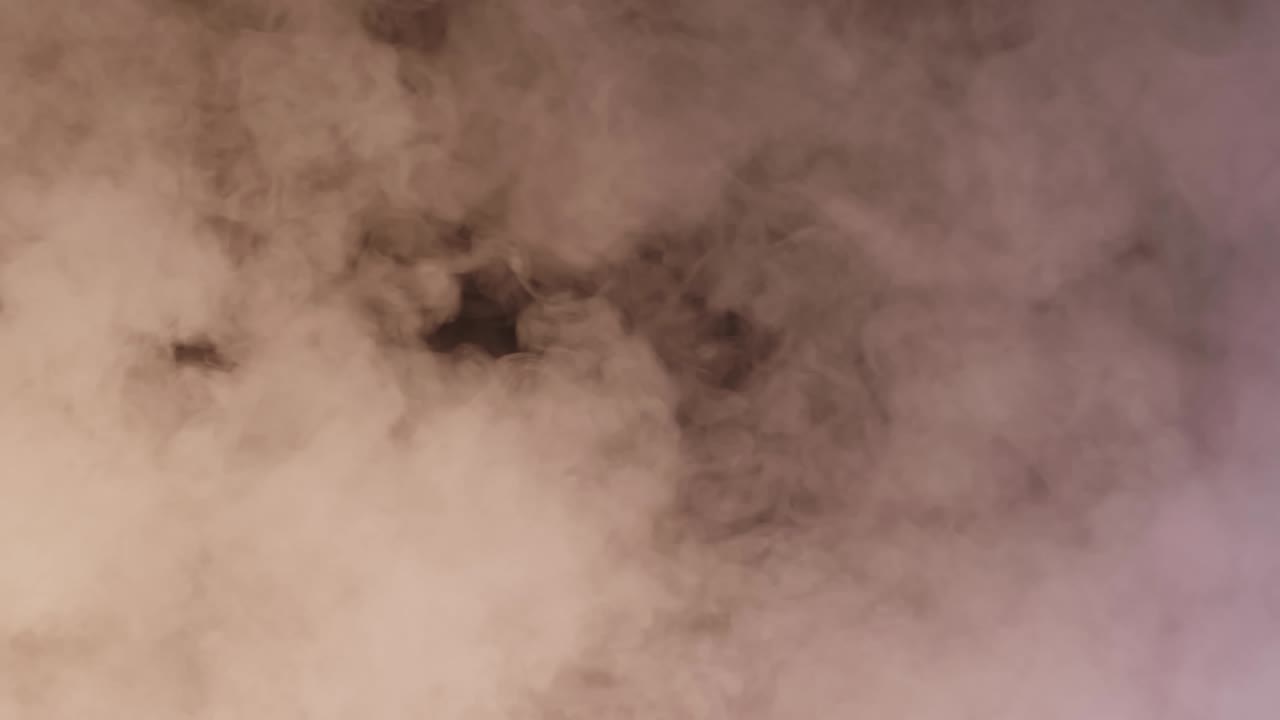 어두운 배경에 있는 연기의 클로즈업, 추상적인 배경에 대한 아이디어.