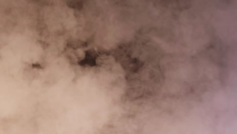 un primer plano del humo en el fondo oscuro, la idea de un fondo abstracto.