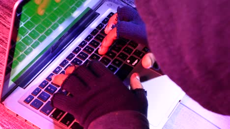 Hacker usando el portátil