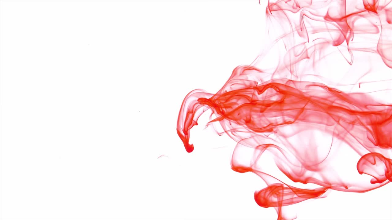 Tinta roja abstracta extendiéndose y disolviéndose en agua.