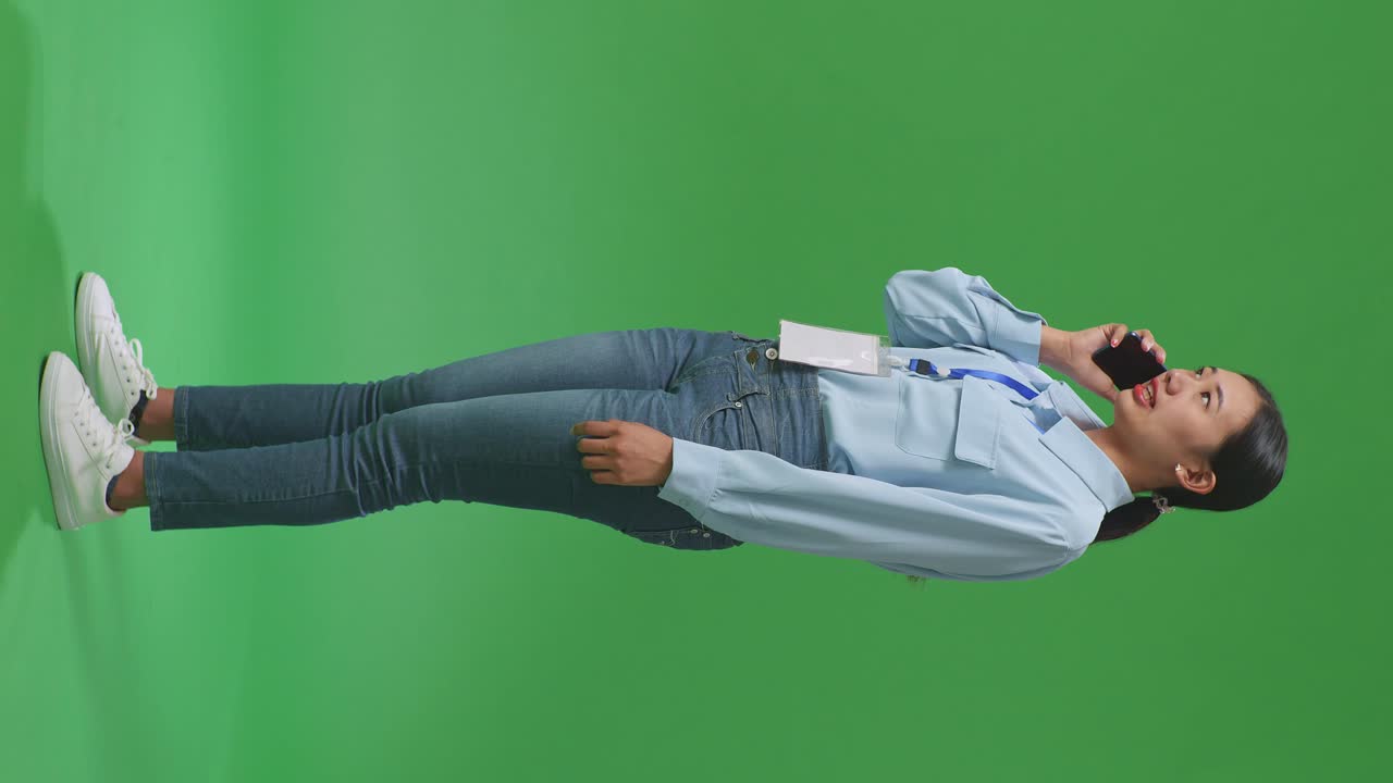 초록색 화면에서 전화로 이야기하는 여자