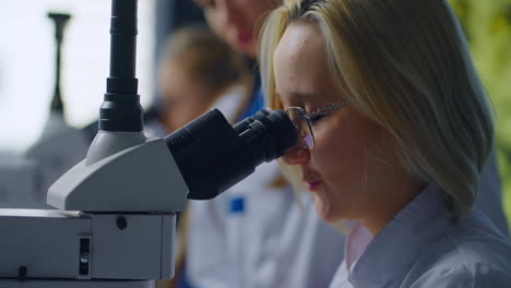científico usando un microscopio en un laboratorio