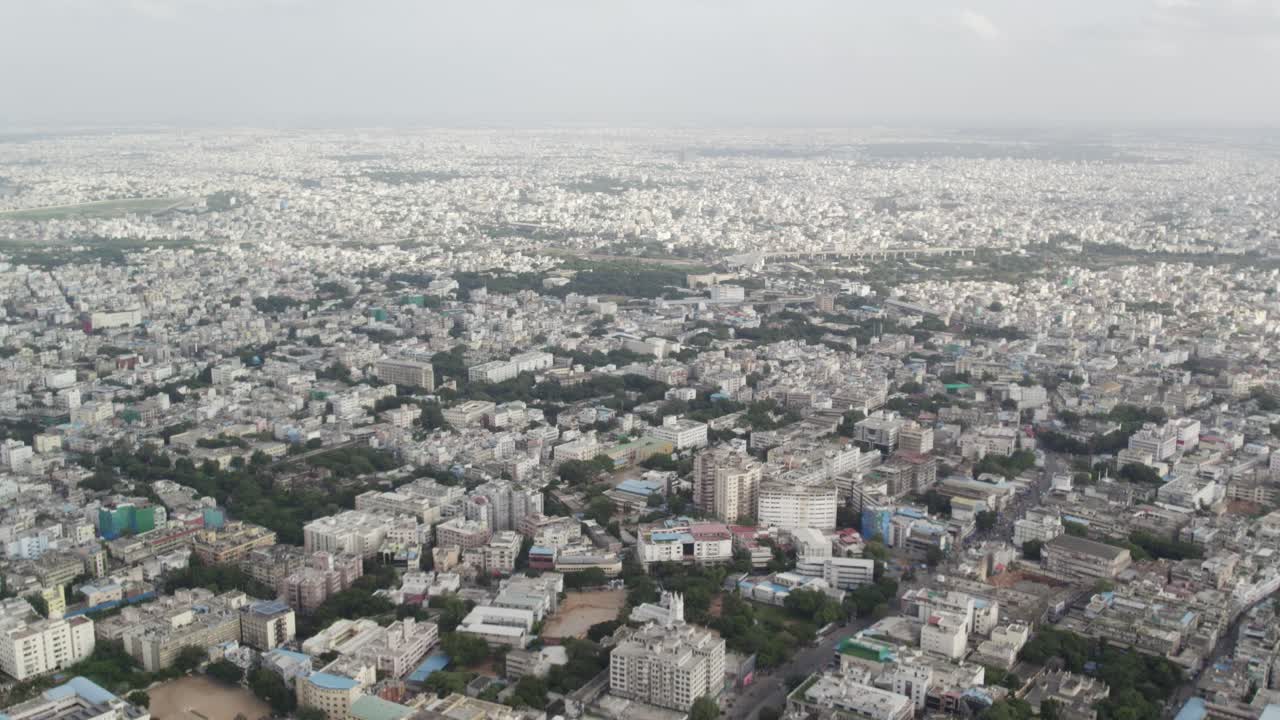 amanecer sobre una ciudad india capturado en video de avión no tripulado
