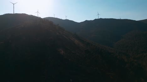 Experimente-La-Belleza-Natural-De-Una-Montaña-Y-El-Avance-Tecnológico-De-Un-Parque-Eólico-En-Este-Impresionante-Video-De-Drones