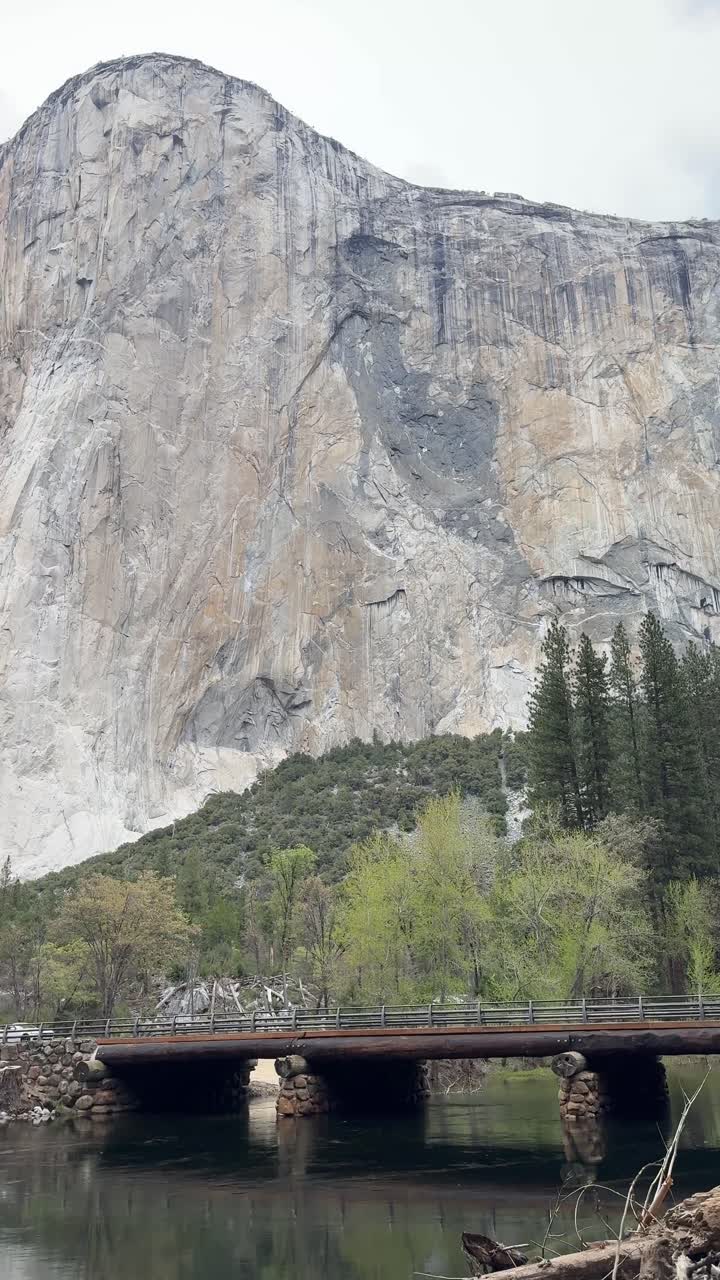 Vista Panorâmica de El Capitan e do Rio Merced no Parque Nacional de Yosemite