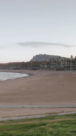 las playas de barcelona casi vacías durante el bloqueo por coronavirus en vertical