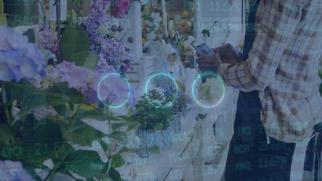 Questo video mostra una fiorista che scatta una foto a dei fiori con il suo telefono cellulare in un negozio di fiori.