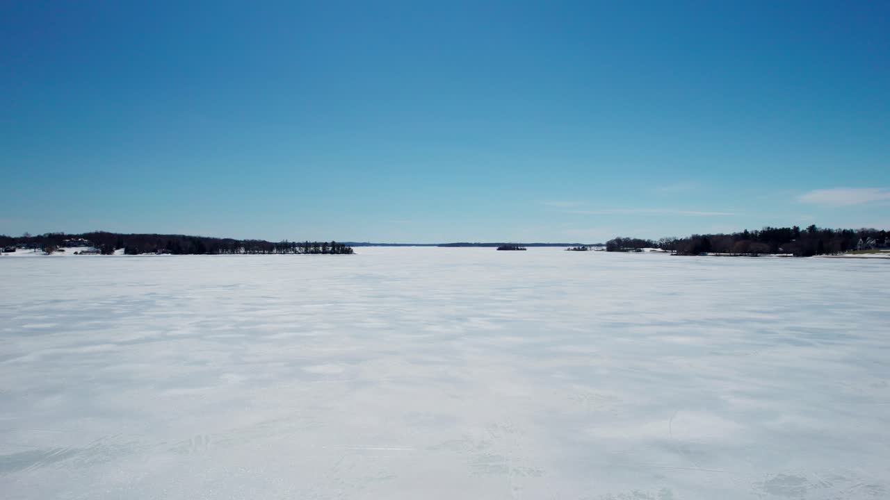 미네소타의 얼어붙은 호수 위에서 드론이 발사되었습니다.