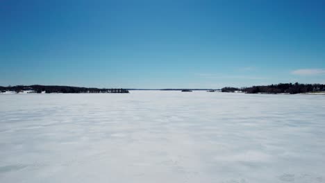 Drohnenaufnahme-über-Einem-Zugefrorenen-See-In-Minnesota