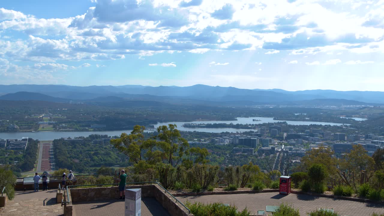 Panoramica ad angolo ampio dello skyline di Canberra, del lago Burley Griffin e del Parliament House