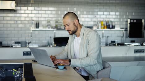 Los-Trabajadores-Se-Sientan-Frente-A-Sus-Teléfonos-Durante-El-Almuerzo-En-La-Cafetería-De-La-Oficina.-Medios-De-Comunicación.-El-Oficinista-Se-Sienta-Con-Su-Computadora-Portátil-Durante-Las-Vacaciones.-Adicción-Al-Teléfono-Entre