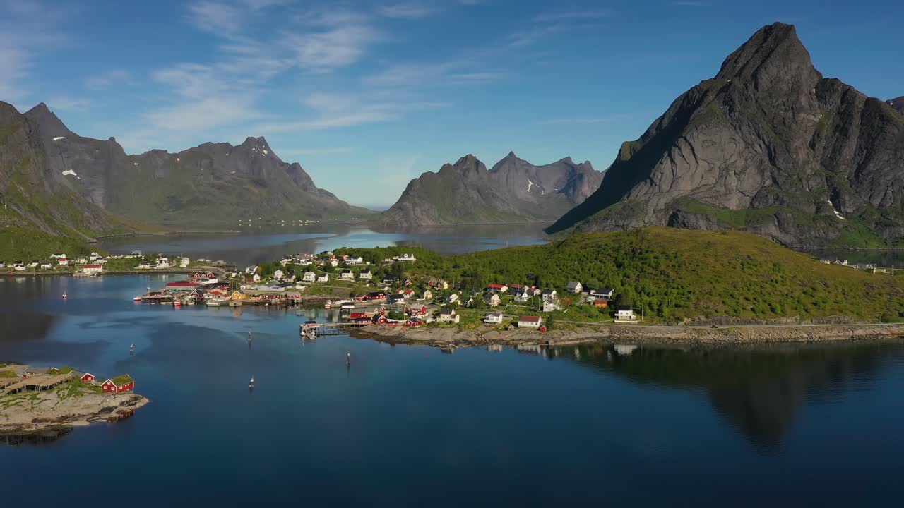 Reine Lofootit on saaristo Nordlandin läänissä, Norjassa