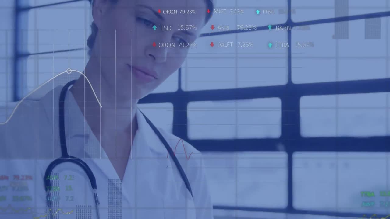 animación del procesamiento de datos sobre la doctora caucásica que tiene un documento