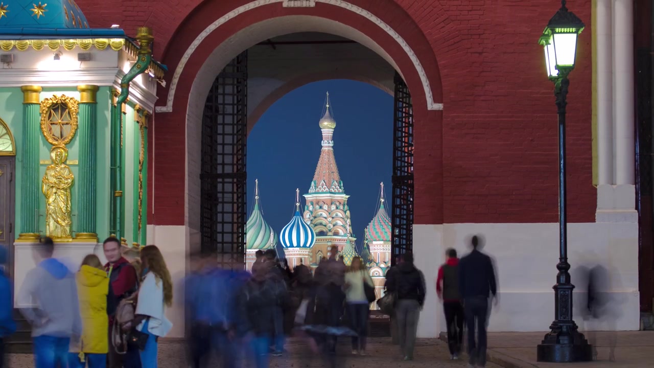 Vista a la Iglesia de San Basilio a través de la Puerta Ibérica o Puerta de la Resurrección de la histórica Muralla de Kitái-górod en Moscú, Rusia en timelapse. La Puerta entre el extremo noroeste de la Plaza Roja y la Plaza del Manège.