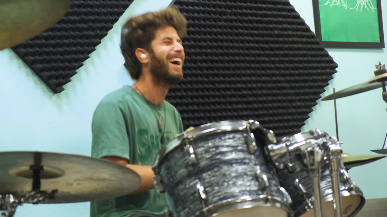 hombre tocando la batería en un estudio de música