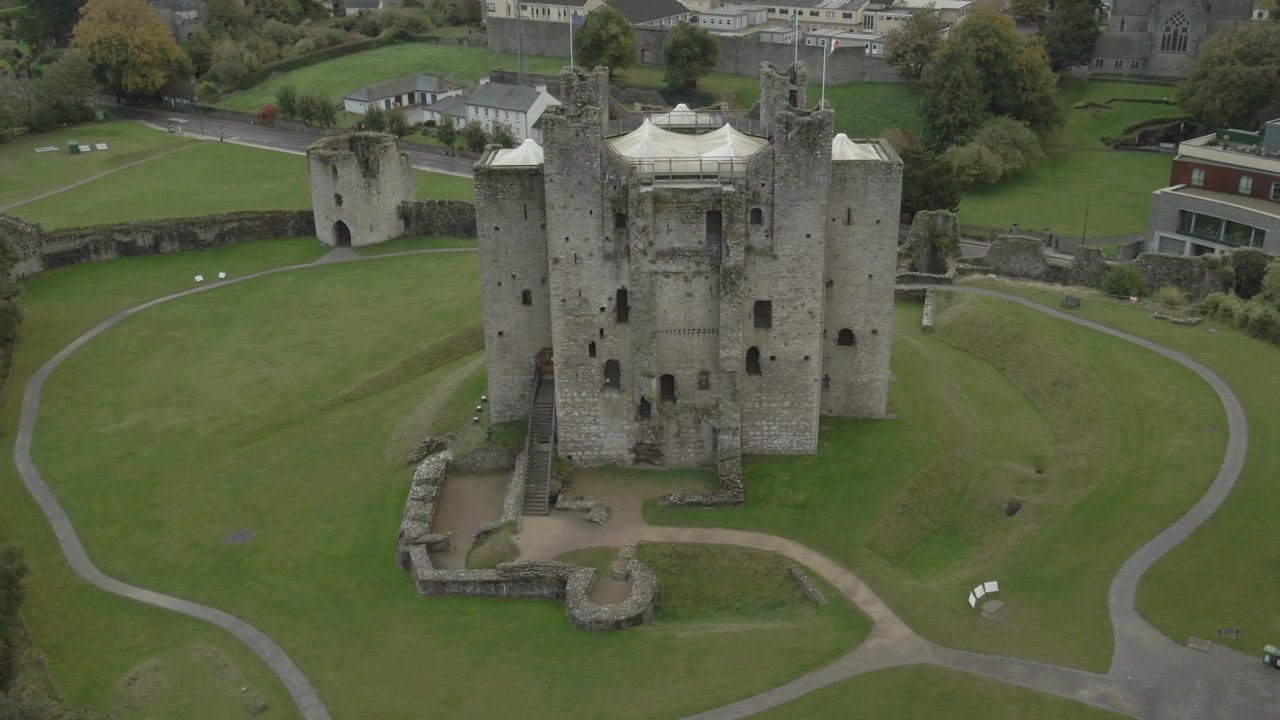 Storico Castello di Trim nella Contea di Meath, Irlanda, visto dall'alto in una giornata nuvolosa con una lussureggiante vegetazione circostante