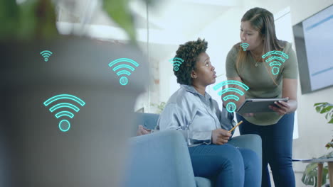 animación de iconos wifi digitales sobre diversas personas de negocios en la oficina