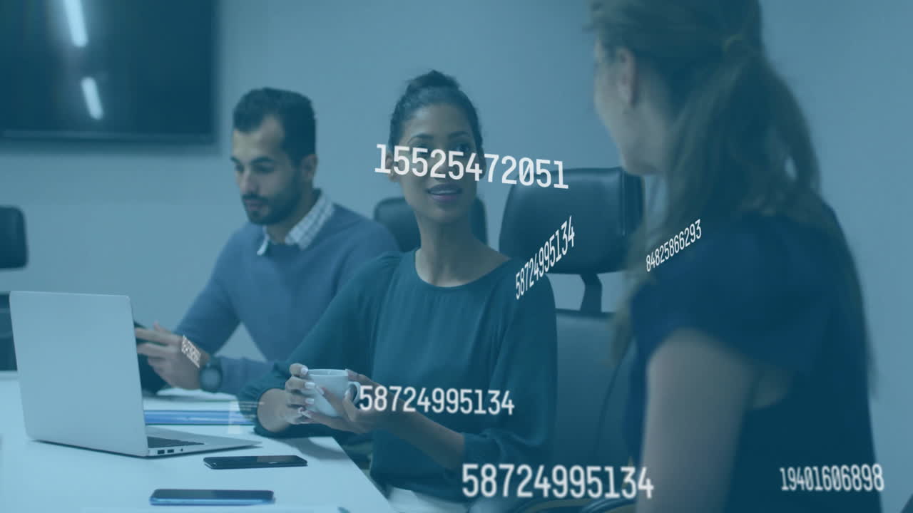 reunión de negocios con animación de procesamiento de datos numéricos sobre diversos profesionales en la oficina