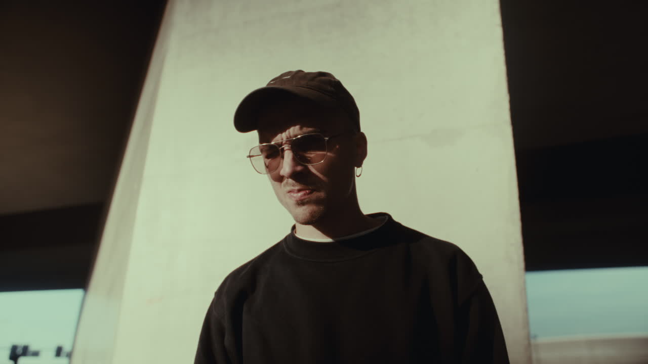 선글라스를 입은 세련된 남자