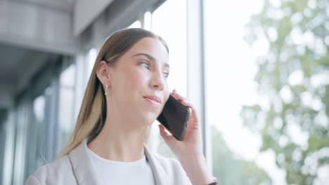 negocios, mujer y hablando por teléfono móvil