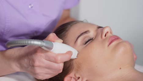 mujer que se somete a un tratamiento facial