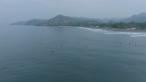 vista aérea de los surfistas al amanecer sunzal el tunco el salvador