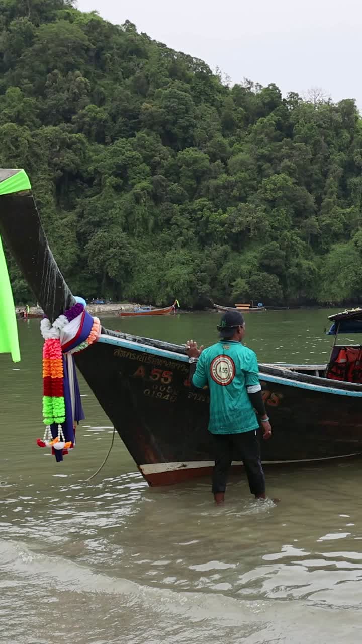 보트 도킹과 사람들이 해변에 상륙하는