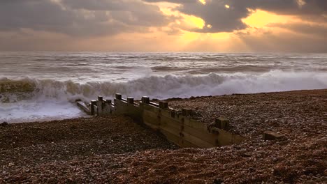 Raue-Wellen-Rollen-Und-Stürzen-Bei-Sonnenaufgang-An-Der-Englischen-Südküste-In-Superzeitlupe-Einen-Kiesstrand-Hinauf