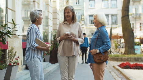 Tres-Simpáticas-Ancianas-Guapas-De-Pie-En-La-Ciudad-Y-Hablando