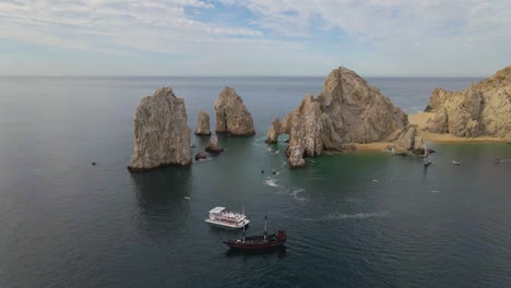 Aéreo:-Paseos-En-Barco-Y-Vida-A-Bordo-En-El-Arco-De-Cabo-San-Lucas-En-México