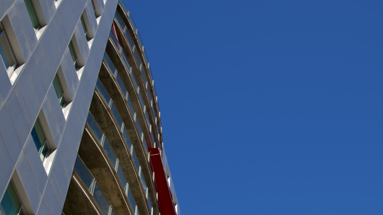 avión volando más allá de un edificio moderno