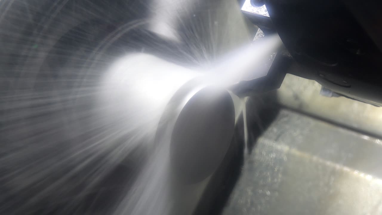 procesamiento de metales y su enfriamiento por agua en un torno. con cnc.