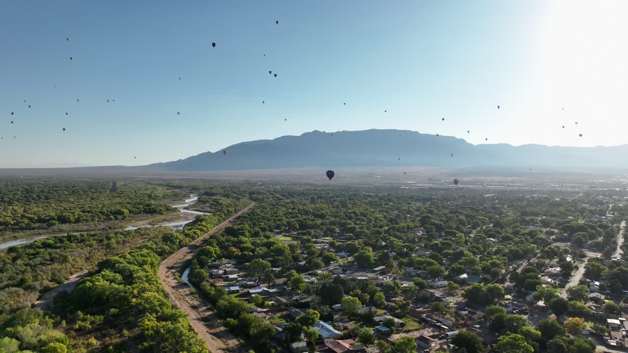 샌디아 산맥 근처에 있는 뉴멕시코주 알부케르키 상공을 날아다니는 뜨거운 공기 풍선의 드론.