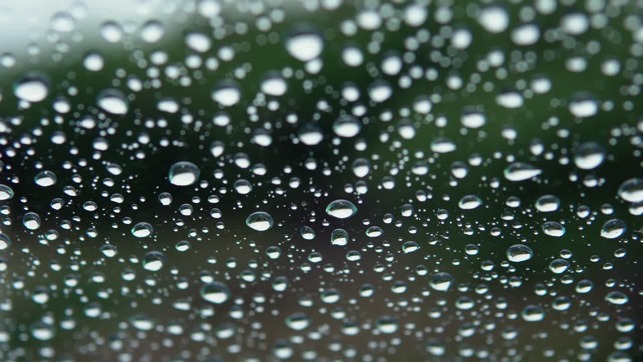 창문에 떨어지는 여름의 비방울