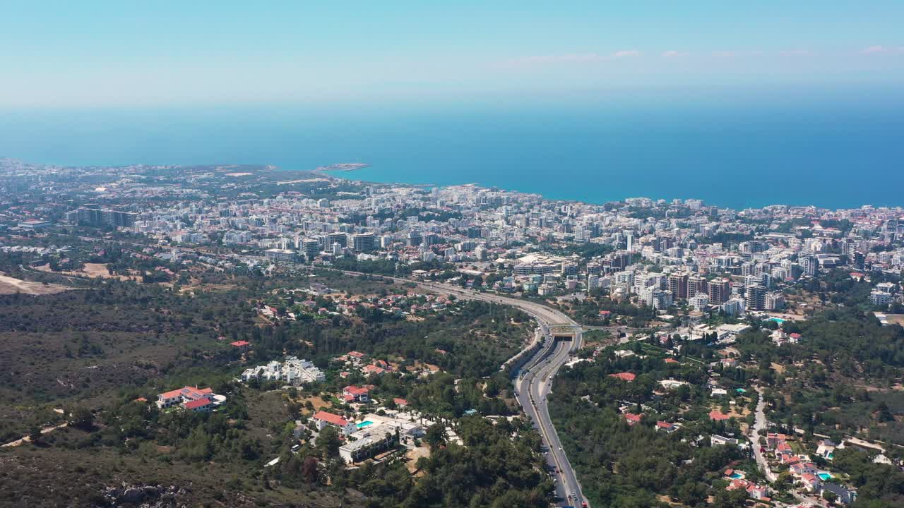 volando por encima de una autopista con vistas a la ciudad en expansión hacia el mediterráneo