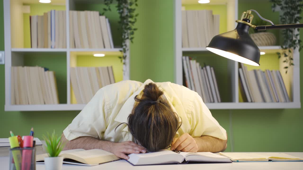 Lo studente annoiato dalla lezione lascia la lezione a metà