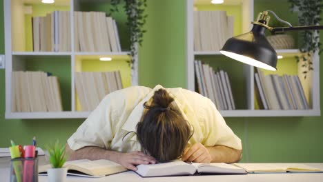 el estudiante que se aburre de la lección abandona la lección a mitad de camino.