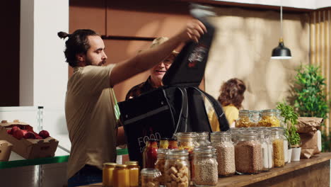 El-Repartidor-Prepara-El-Pedido-De-Comida-De-La-Tienda-Biológica.