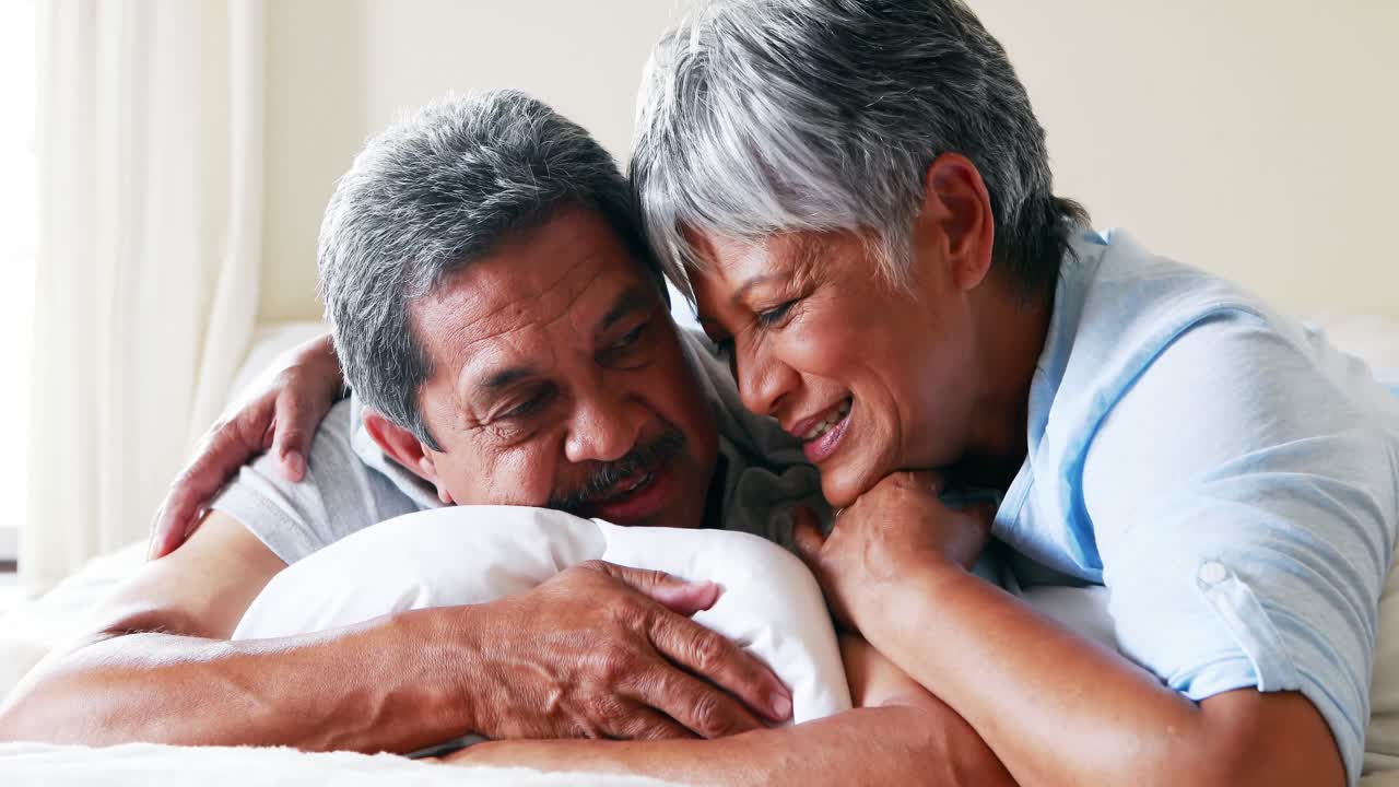 객실 4k에서 서로 포옹하는 고령 커플