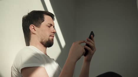 hombre usando teléfono inteligente
