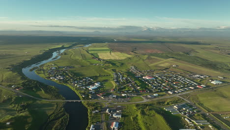 gran vista aérea sobre la ciudad de hella en islandia durante la puesta de sol
