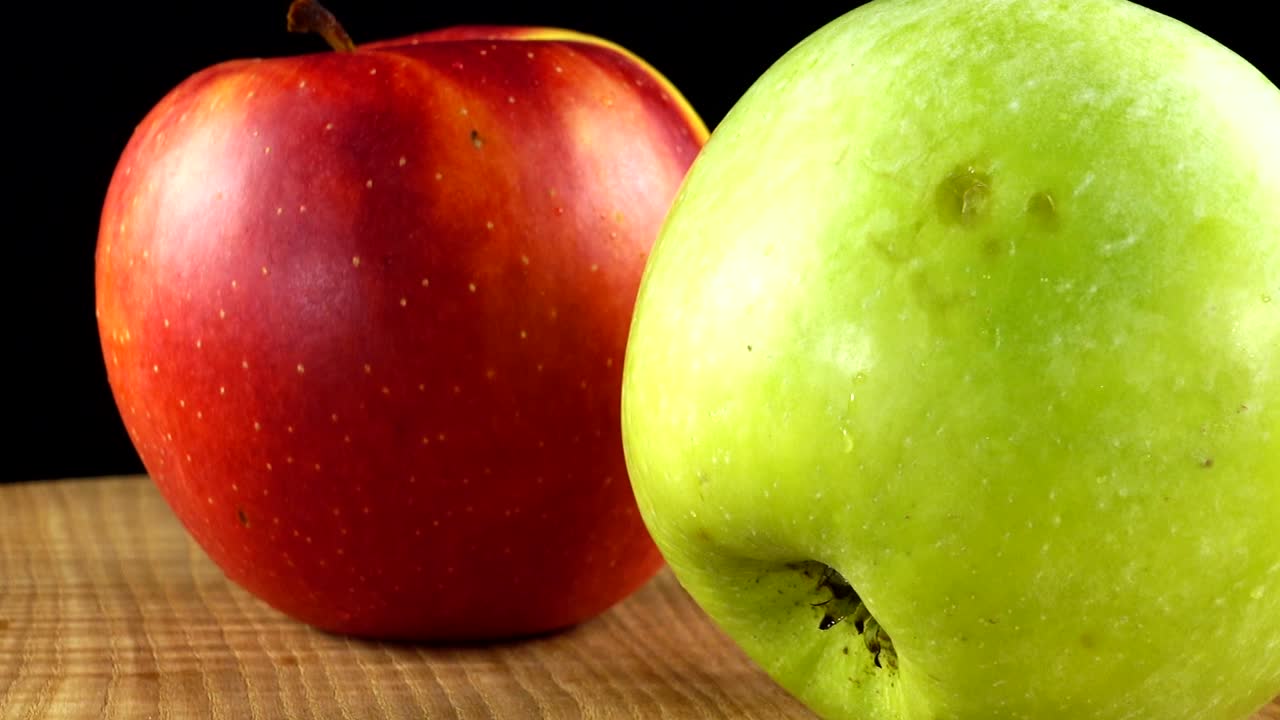 Æbler på sort baggrund. Skærebræt i bevægelse.