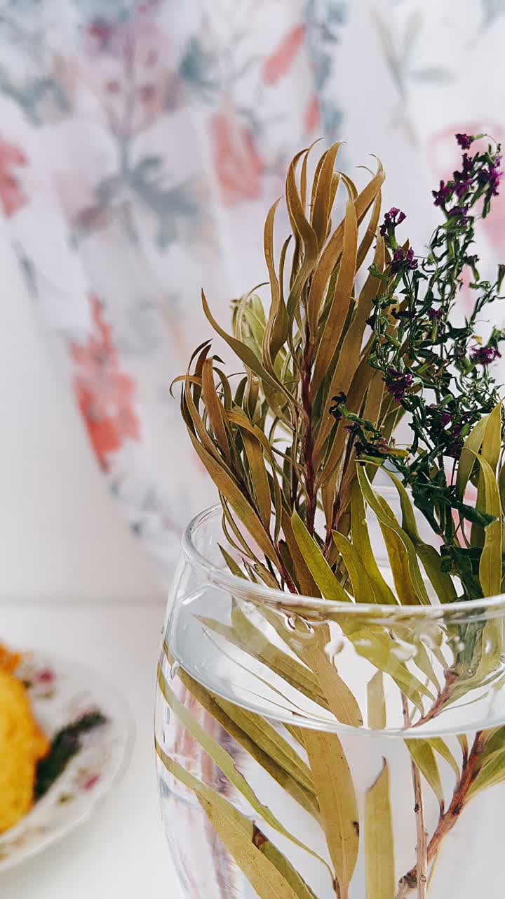 flores secas en un jarrón de vidrio
