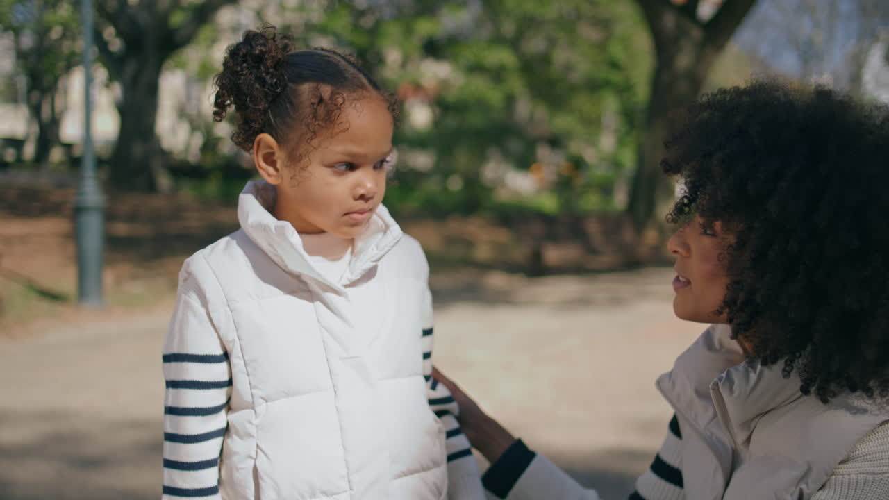행복한 엄마가 가족 주말에 소녀를 소통합니다. 가까이. 여성이 편안한 딸
