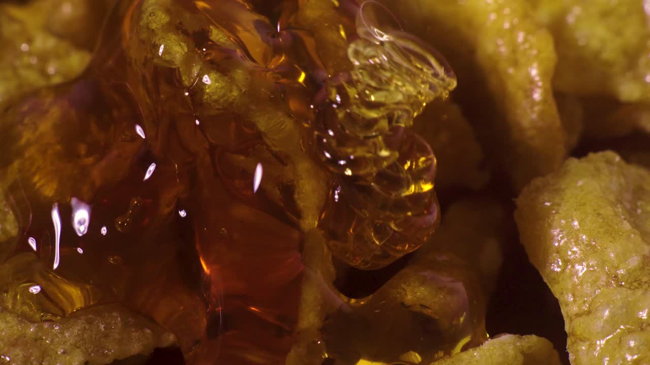 la miel se vierte lentamente sobre copos de maíz